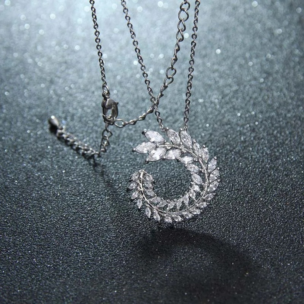 New Women’s Luxury Diamond Necklace - Picture 4 of 5